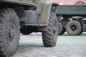 dichtbij omhoog van groen leger vrachtwagen. modern leger vervoer voertuig technologieën foto