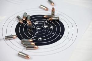 veel kogels Aan het schieten doelen Aan wit tafel in het schieten reeks veelhoek. opleiding voor het richten en het schieten foto