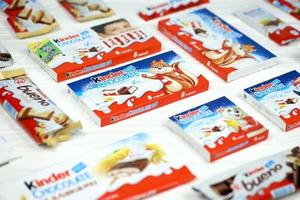 Charkov, Oekraïne - december 8, 2020 veel verschillend producten door kinder merk gemaakt door Ferrero spa. kinder is een banketbakkerij Product merk lijn van Italiaans fabrikant Ferrero foto