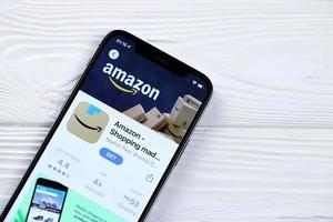 Charkov, Oekraïne - maart 5, 2021 amazon icoon en toepassing van app op te slaan Aan iphone 12 pro Scherm scherm Aan wit tafel foto