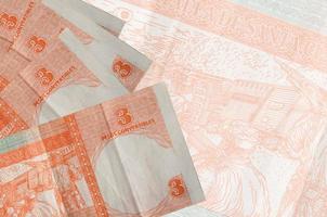 3 Cubaans pesos cabrio's rekeningen leugens in stack Aan achtergrond van groot semi-transparant bankbiljet. abstract bedrijf achtergrond foto