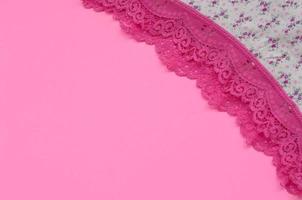 wit Dames ondergoed met kant Aan roze achtergrond met kopiëren ruimte. schoonheid mode blogger concept. romantisch lingerie voor valentijnsdag dag verleiding foto