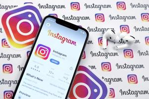 Charkov, Oekraïne - maart 5, 2021 instagram icoon en toepassing van app op te slaan Aan iphone 12 pro Scherm scherm met airpods pro Aan wit tafel foto