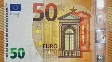 fragment een deel van 50 euro bankbiljet detailopname met klein bruin details foto