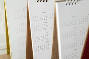 dichtbij omhoog kalender bladzijde datums en maand achtergrond bedrijf planning afspraak vergadering concept foto