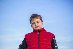 portret van een jongen tegen een blauw lucht. zicht van onderstaand. foto