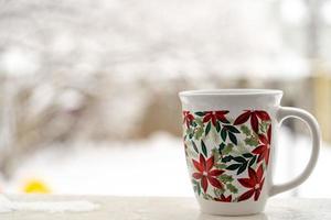 ontspannende en drinken koffie of thee, thee cups van koffie Aan een sneeuw dag, Aan balkon. ontspanning concept. wazig achtergrond van mooi . foto