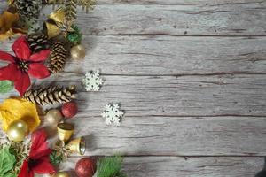 rood en goud Kerstmis ornament hoek grens spandoek. bovenstaand visie Aan een rustiek hout achtergrond. foto