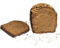 gesneden zwart brood besprenkeld met koriander. borodino brood. meel Product. brood met specerijen Aan wit achtergrond foto