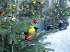 Kerstmis boom Bij de op te slaan. nieuw jaar decoratie Aan de straat. foto