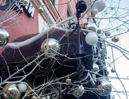 Kerstmis boom Bij de op te slaan. nieuw jaar decoratie Aan de straat. foto