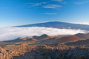 wolken en Doorzichtig luchten van de hawaiiaans bergen foto