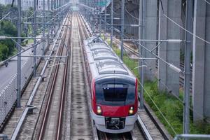 de elektrisch trein schijven Bij hoog snelheid beweging van de station met passagier en lading naar station bestemming is modern vervoer concept met zon licht lucht achtergrond. foto