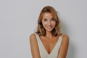jonge vrolijke blonde Europese vrouw met make-up glimlacht teder foto