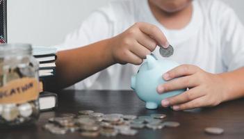 besparing geld munt met bank investering, financiën onderwijs concept. planning leerling lening voor aan het studeren Buitenland voor college of Universiteit rang. toekomst kinderen onderwijs fonds contant geld. groeit besparing foto