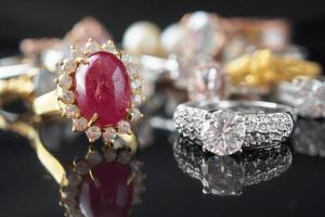 groot rood robijn ring met sieraden achtergrond foto