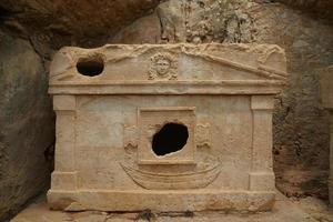 sarcofaag van gezagvoerder eudemos in Olympus oude stad in kumluca, antalya, turkiye foto