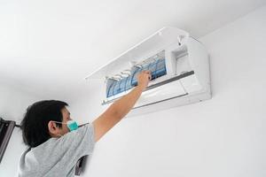 Mens hand- houden lucht conditioner filter schoonmaak concept foto