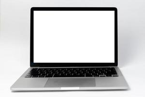 laptop computer kader met geïsoleerd wit achtergrond blanco scherm. sjabloon presentatie en advertentie. foto
