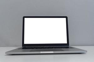 computer laptop bespotten omhoog met blanco scherm Aan bureau.modern technologie concept. foto