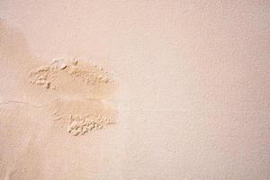 bruin muur vochtig beschadigd met pellen verf foto
