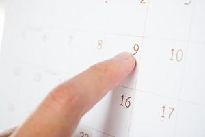 vinger richten Aan kalender datum achtergrond foto