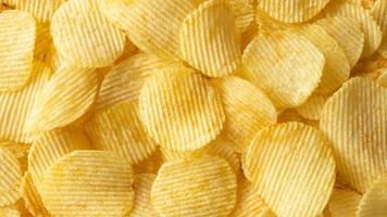 krokant gouden aardappel chips tussendoortje structuur achtergrond foto