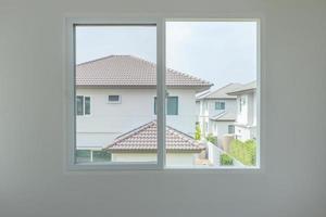 glas venster kader huis interieur Aan wit muur foto