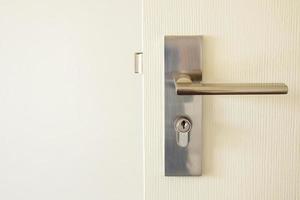 modern deur omgaan met met sleutelgat Aan wit deur foto