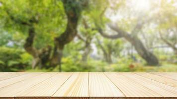 leeg hout tafel top met abstract vervagen park tuin vijver achtergrond foto