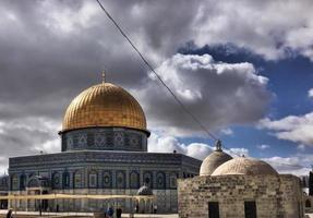 een zicht op de koepel van de rots in Jeruzalem foto