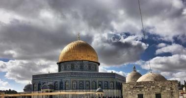 een zicht op de koepel van de rots in Jeruzalem foto