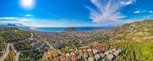 antenne breed panoramisch visie van Alanya in zuidelijk kust van kalkoen, zomer ochtend- dag. reizen en vakantie. kalesi kasteel. foto