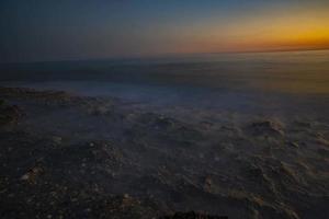 rotsachtig kust van berg zee. berg zee rotsachtig kust panoramisch landschap. rotsachtig kust Aan berg zee zonsondergang foto