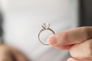 hand- houden mooi sieraden diamant ring foto