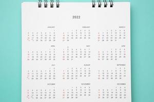 2022 kalender bladzijde Aan blauw achtergrond bedrijf planning afspraak vergadering concept foto