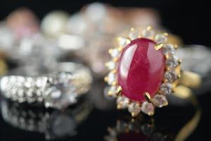 groot rood robijn ring met sieraden achtergrond foto