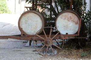 oud agrarisch machinerie staat Aan de straat in Israël en roest foto
