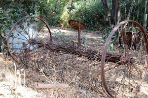 oud agrarisch machinerie staat Aan de straat in Israël en roest foto