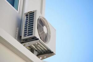 lucht staat buitenshuis eenheid compressor installeren buiten de huis met blauw lucht foto