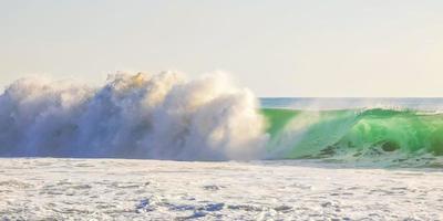 extreem reusachtig groot surfer golven Bij strand puerto escondido Mexico. foto