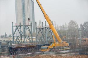 een bijhouden kraan werken in een industrieel bouw Oppervlakte foto