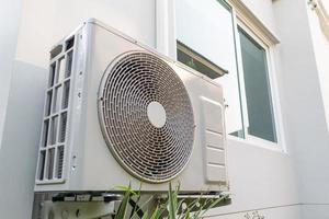 airconditioning buitenunit compressor buiten het huis installeren foto