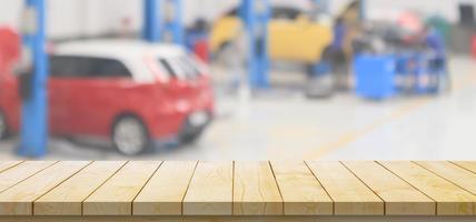 leeg hout tafel top met auto onderhoud centrum auto reparatie werkplaats wazig achtergrond foto