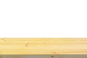 leeg houten tafel top geïsoleerd Aan wit achtergrond voor montage Product Scherm foto