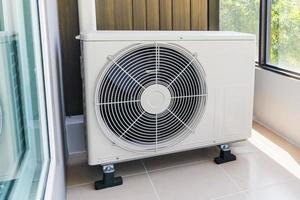 airconditioning buitenunit compressor buiten het huis installeren foto