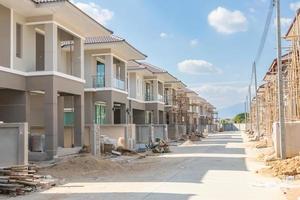 bouw woon- nieuw huis in vooruitgang Bij gebouw plaats behuizing landgoed ontwikkeling foto