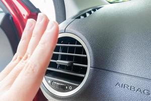 hand- controle lucht conditioner systeem binnen de auto foto