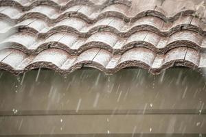 regen vallend naar beneden van de huis dak foto