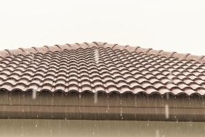 regen vallend naar beneden van de huis dak foto